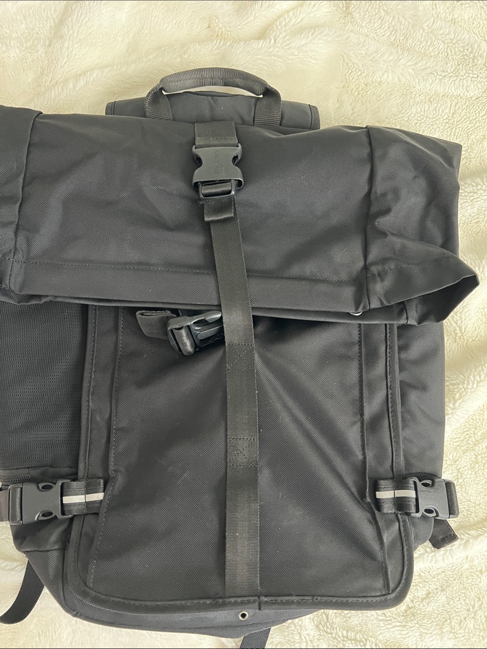 Roll-Top Black Men's Backpack with Buckle Closure